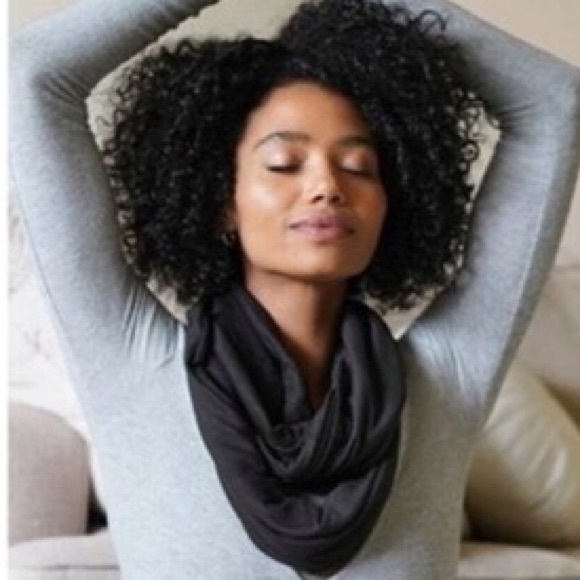 Beyond Yoga black infinity pocket scarf NWOT - Picture 3 of 6